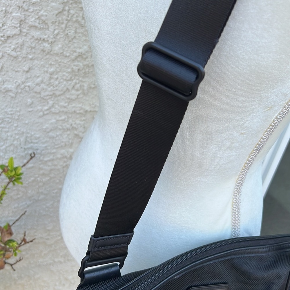 TUMI Black Nylon Crossbody Shoulder Messenger Computer Bag - Picture 7 of 11